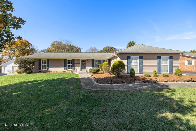 1882 Calloway Cir, Lenoir City, TN 37772