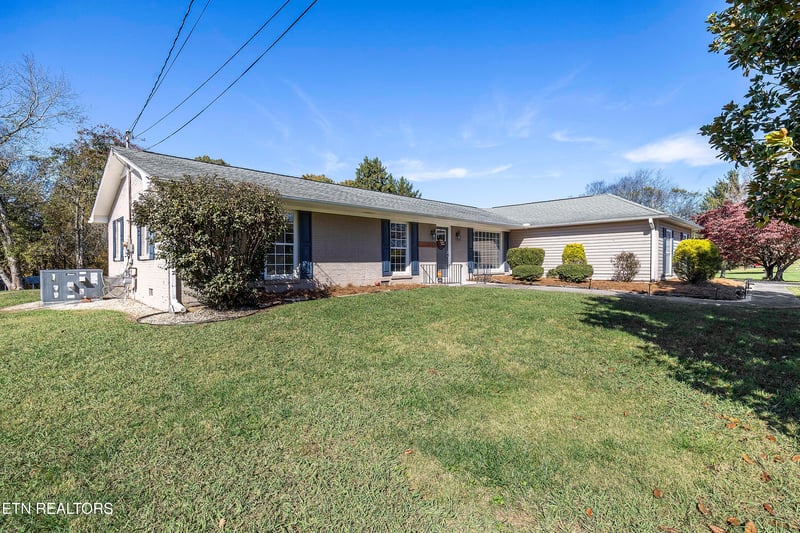 1882 Calloway Cir, Lenoir City, TN 37772