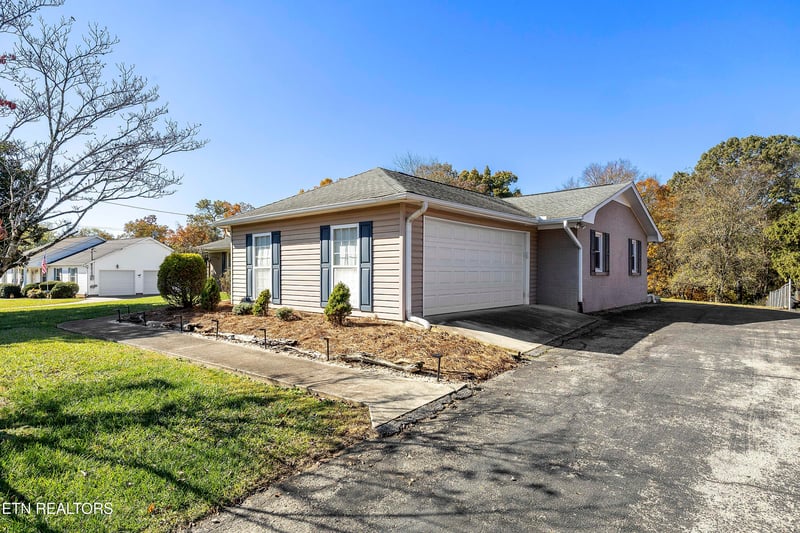 1882 Calloway Cir, Lenoir City, TN 37772