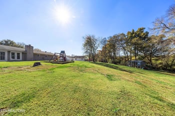 1882 Calloway Cir, Lenoir City, TN 37772