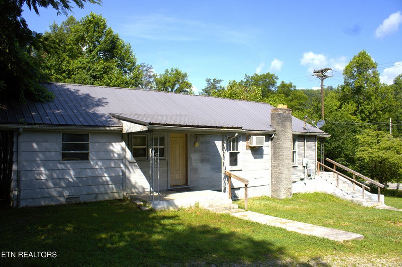 1886 5th St, Jellico, TN 37762