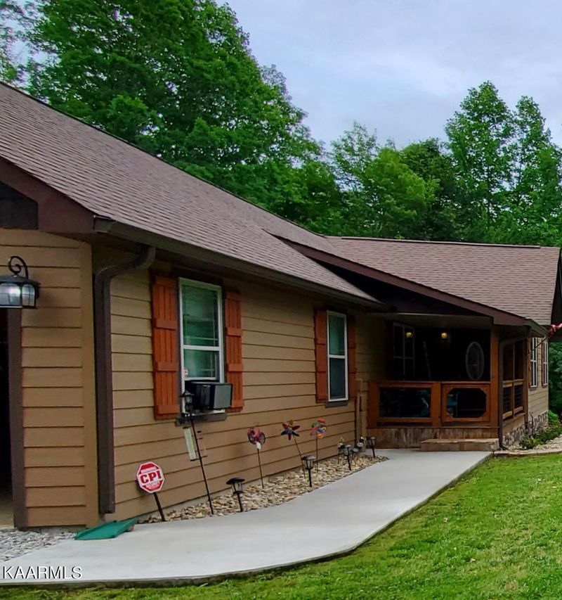 189 Jane Phillips Rd, Oneida, TN 37841