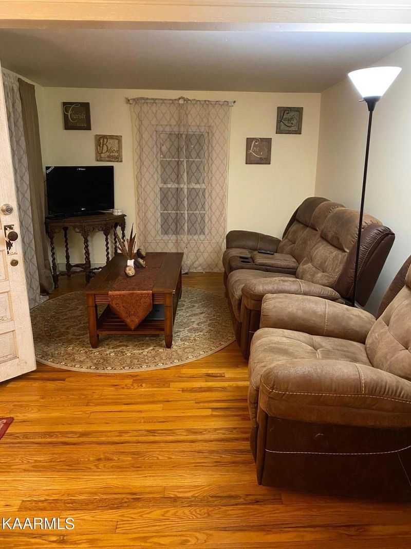 189 Strutt St, Oliver Springs, TN 37840