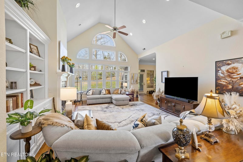 1892 Mountain Dr, Lenoir City, TN 37772