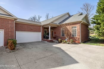 1892 Mountain Dr, Lenoir City, TN 37772