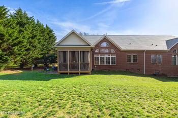 1892 Mountain Dr, Lenoir City, TN 37772