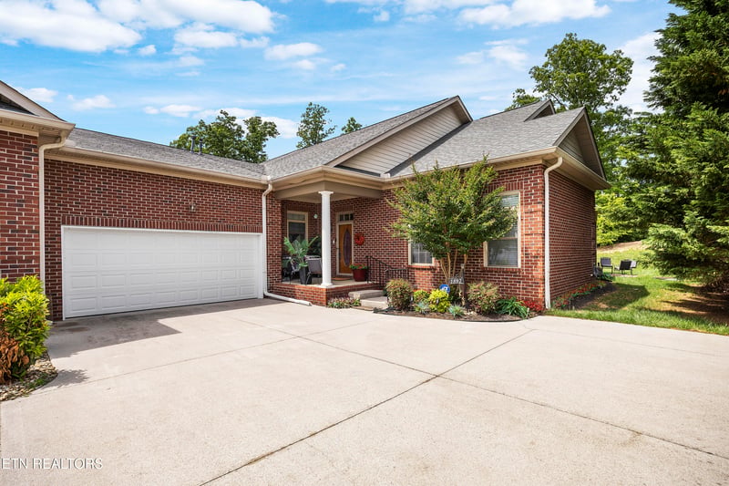1892 Mountain Dr, Lenoir City, TN 37772