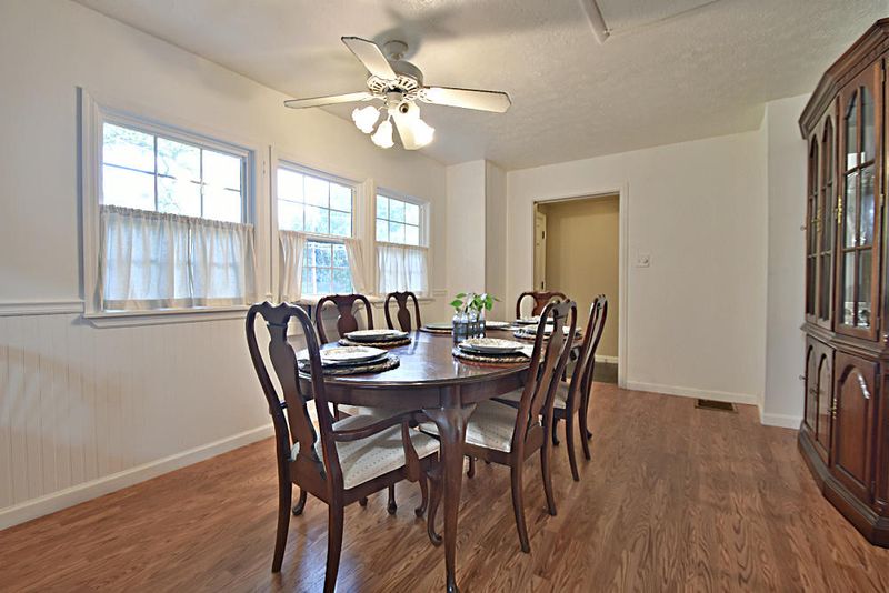 19 Outer Dr, Oak Ridge, TN 37830