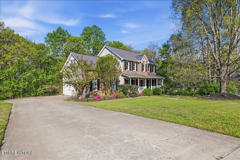 190 Country Walk Dr, Powell, TN 37849