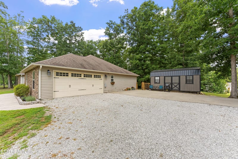 190 Logan Ln, Oneida, TN 37841