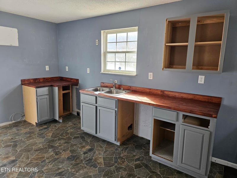190 Vine St, Newcomb, TN 37819