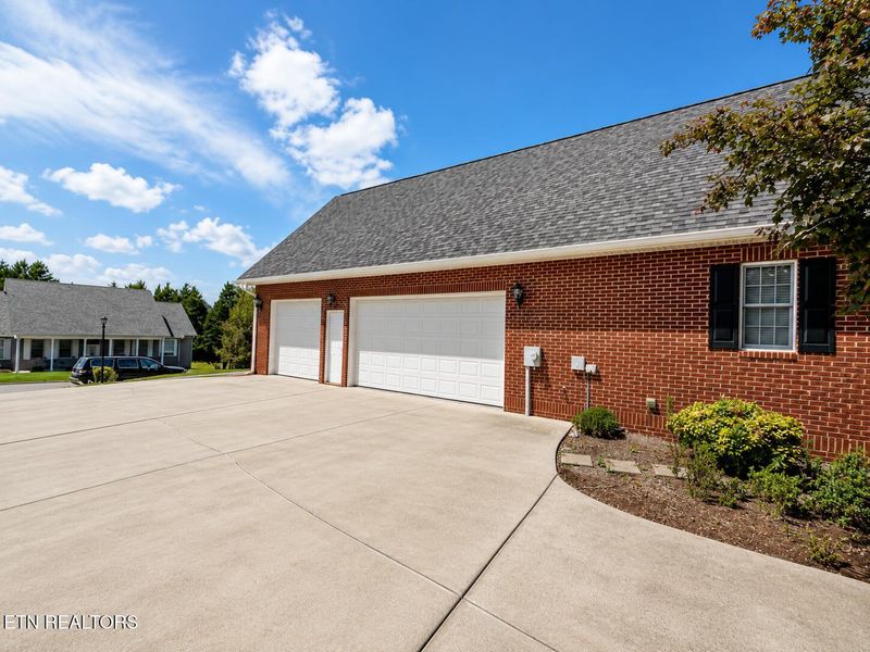 190 Williamsburg Dr, Lenoir City, TN 37772
