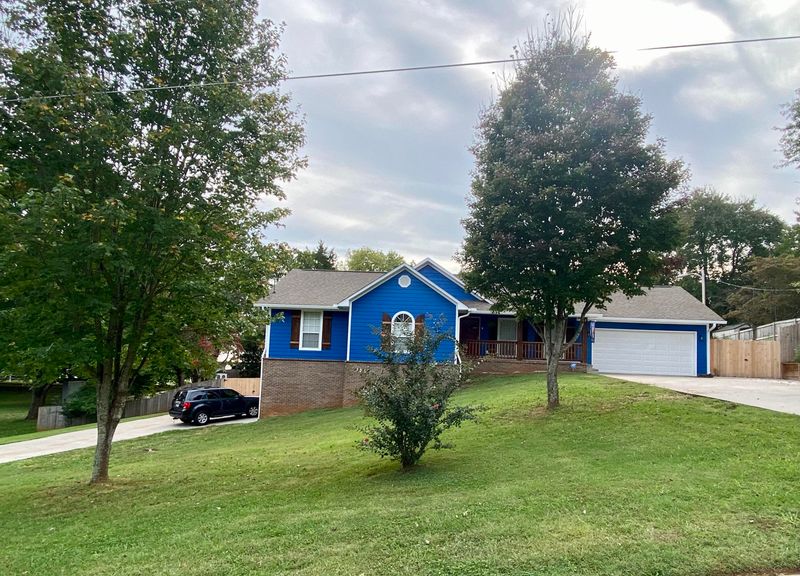 1902 Crestview Cir, Lenoir City, TN 37772