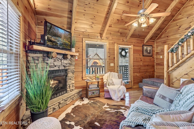 1904 Rhododendron Ln, Sevierville, TN 37876