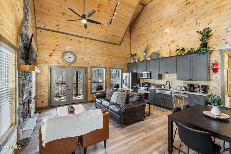 1906 Pine Ct, Sevierville, TN 37876