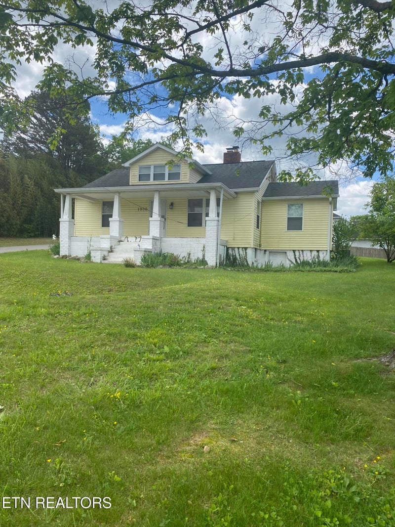 1906 W Lamar Alexander Pkwy, Maryville, TN 37801