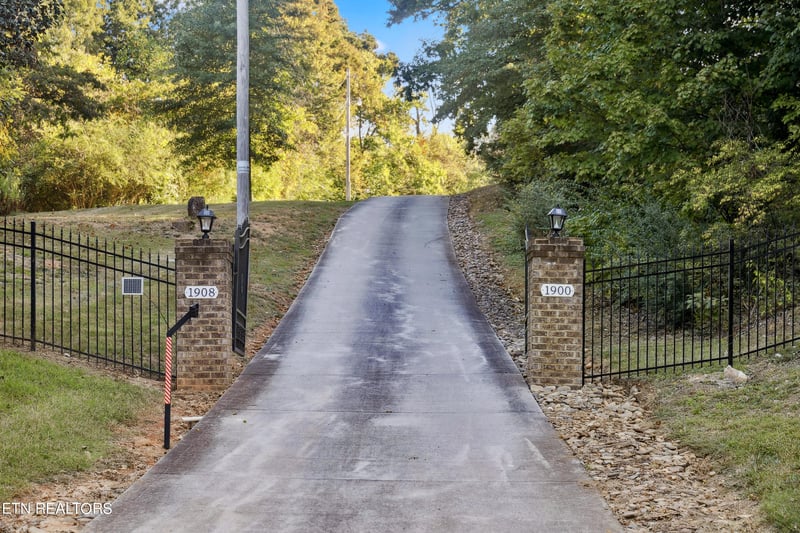 1908 Schaeffer Rd, Knoxville, TN 37932