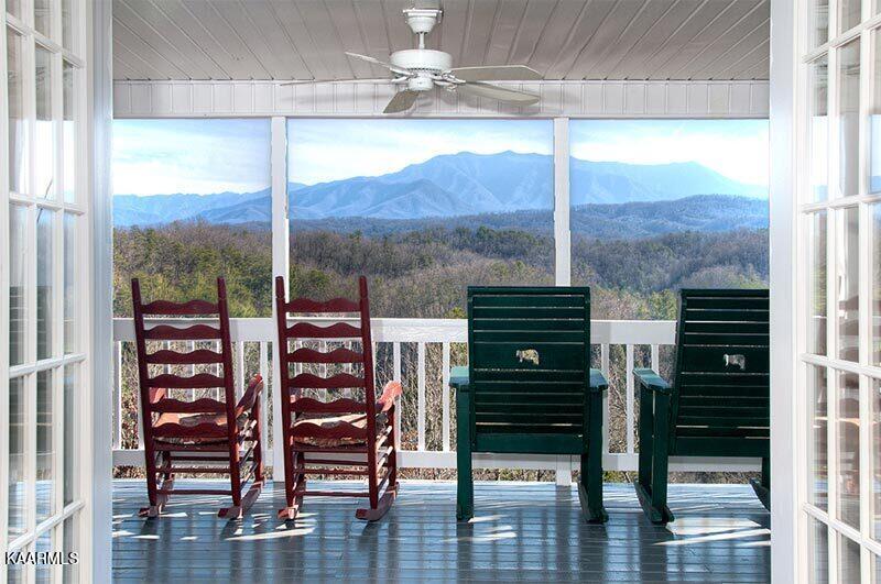 1909 Upper Middle Creek Rd, Sevierville, TN 37876