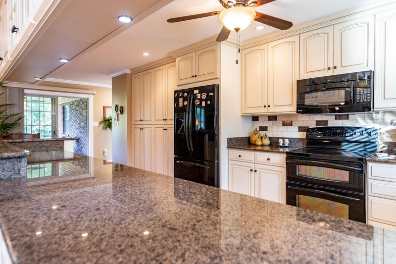 1910 Riverview Cir, Sevierville, TN 37862