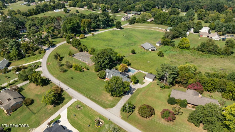 1910 Smoky View Cir, Maryville, TN 37801