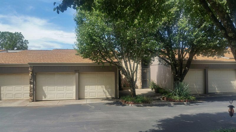 1911 Cherokee Bluff Dr, Knoxville, TN 37920