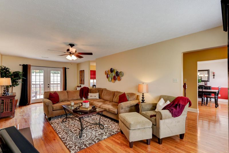 1915 Knoll Tree Dr, Knoxville, TN 37932