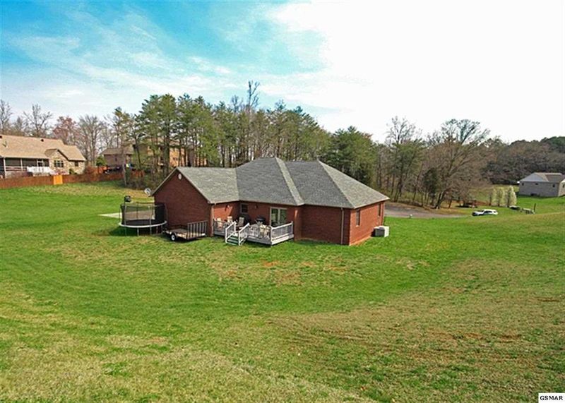 1915 Niagra Ln, Sevierville, TN 37862
