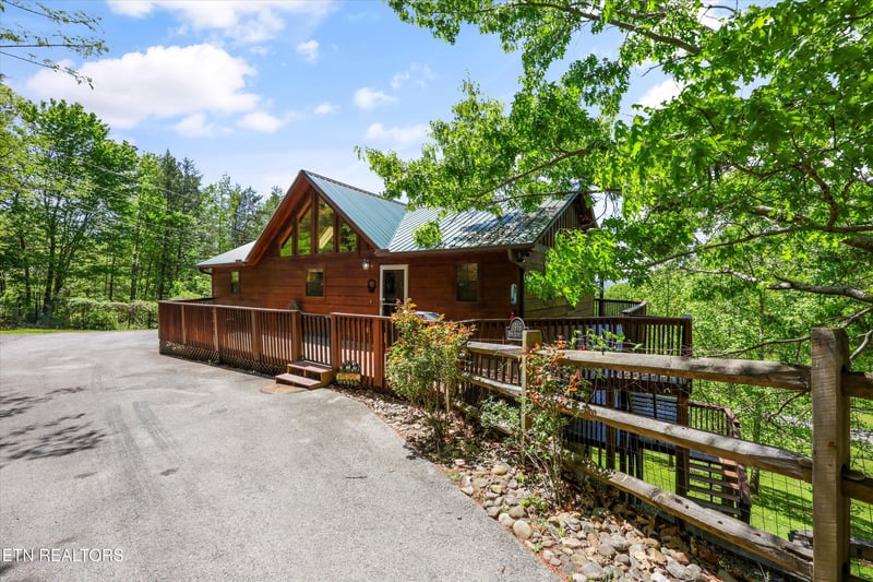 1916 Buds Ridge Way, Sevierville, TN 37862