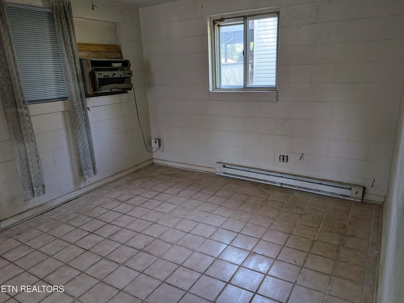 1918 Sandusky Rd, Knoxville, TN 37912