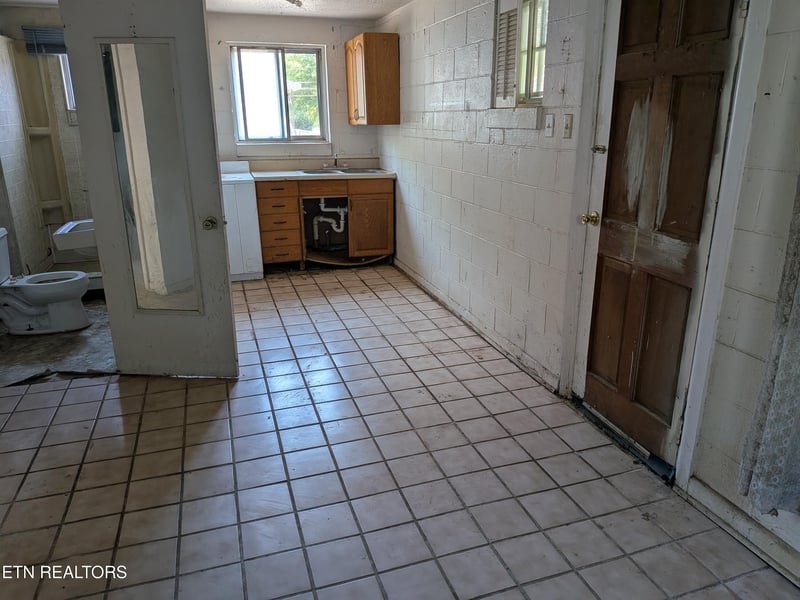 1918 Sandusky Rd, Knoxville, TN 37912