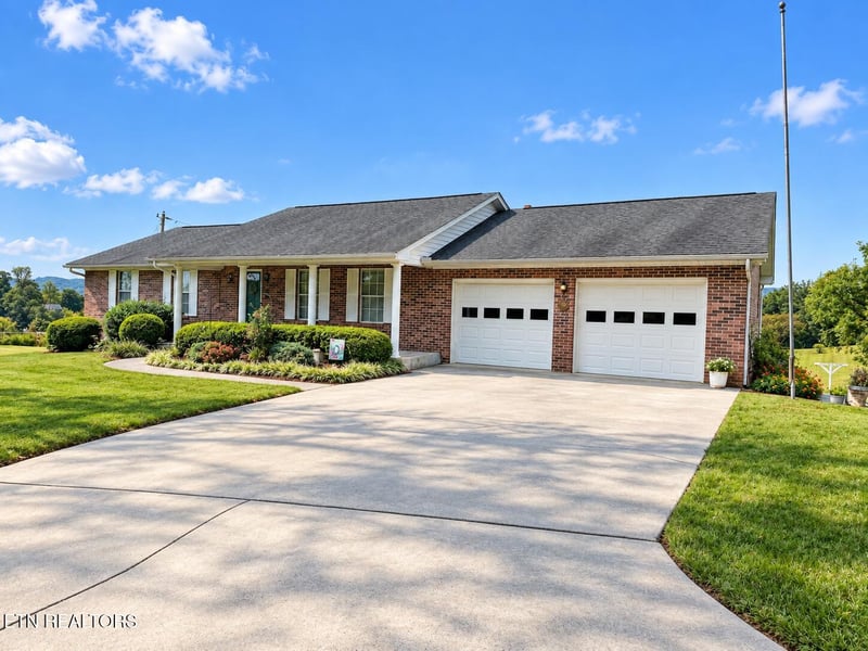 1922 N Charles G Seivers Blvd, Clinton, TN 37716