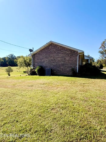 1922 N Charles G Seivers Blvd, Clinton, TN 37716