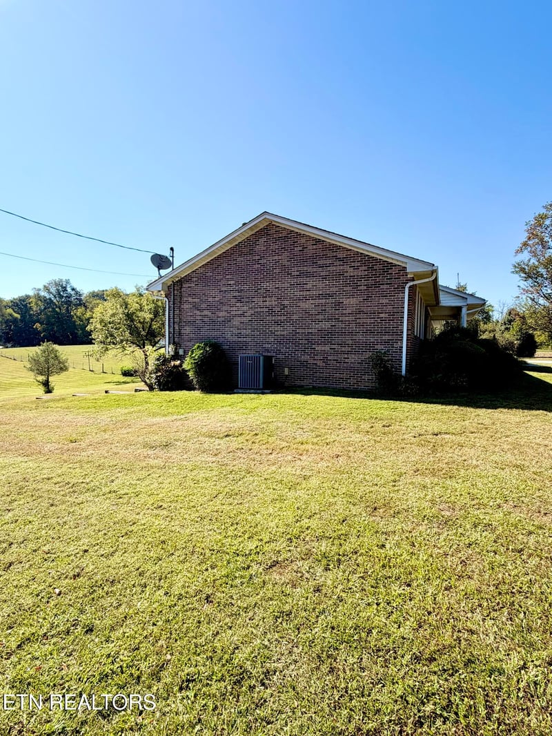 1922 N Charles G Seivers Blvd, Clinton, TN 37716