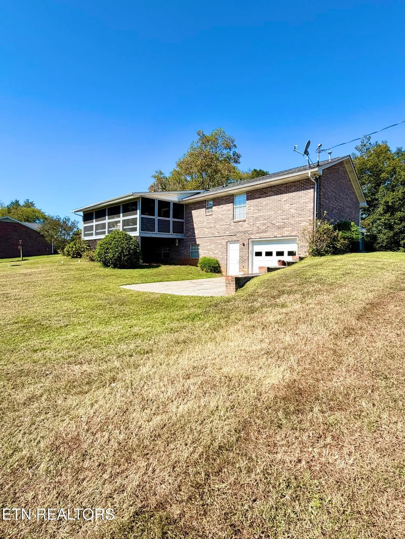 1922 N Charles G Seivers Blvd, Clinton, TN 37716