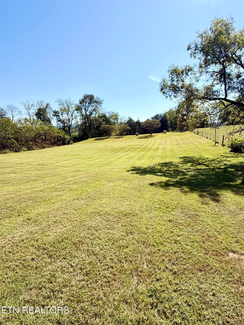 1922 N Charles G Seivers Blvd, Clinton, TN 37716