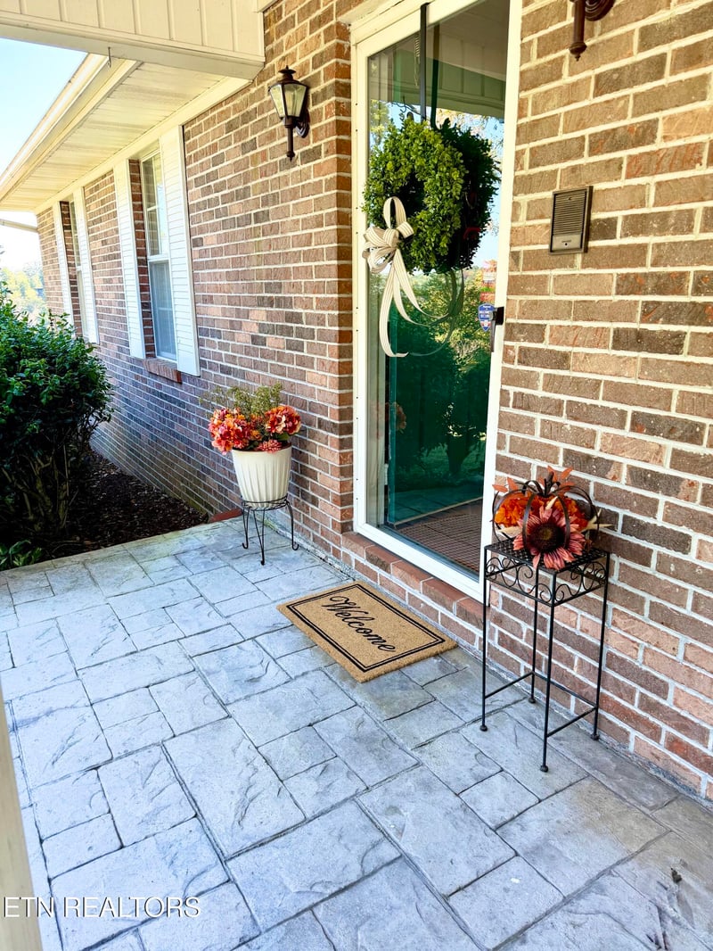 1922 N Charles G Seivers Blvd, Clinton, TN 37716