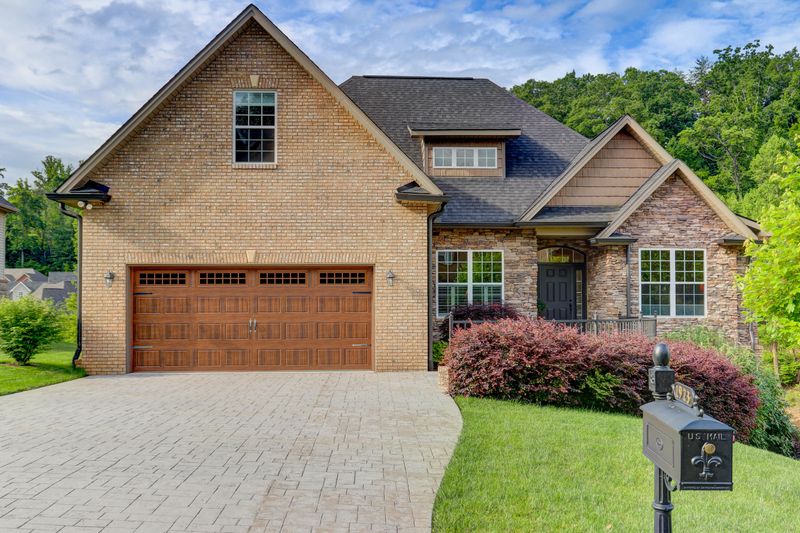 1923 Cascade Falls Ln, Knoxville, TN 37931