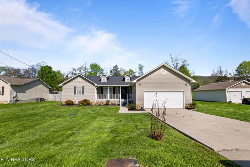 193 E Memorial Dr, Jacksboro, TN 37757