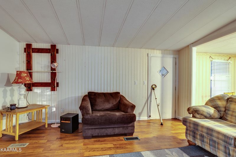 1933 N Charles G Seivers Blvd, Clinton, TN 37716