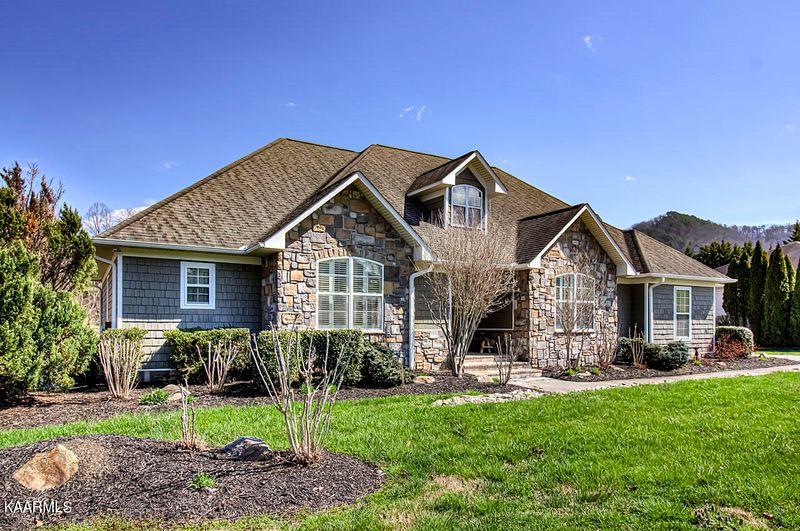 1939 Vickers Ln, Sevierville, TN 37876