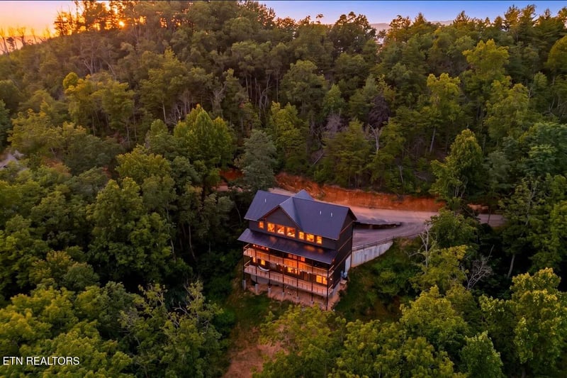 1950 Spurling Rd, Sevierville, TN 37862