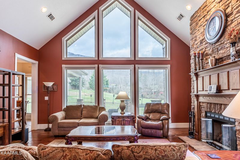 196 Autumn Brooke Ln, Jacksboro, TN 37757