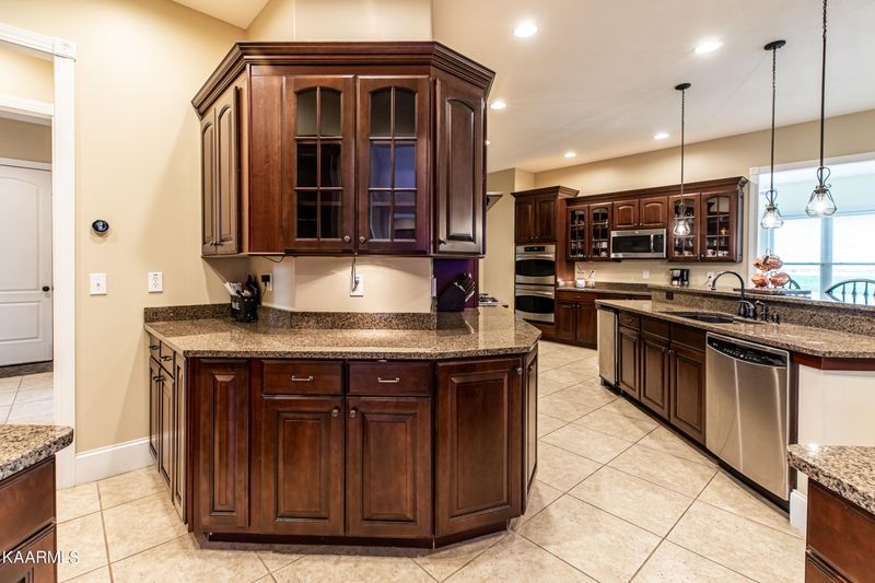 196 Autumn Brooke Ln, Jacksboro, TN 37757