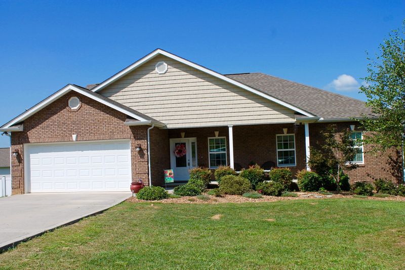 196 Cornerstone Cir, Clinton, TN 37716