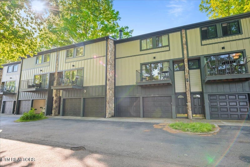1974 Cherokee Bluff Dr, Knoxville, TN 37920