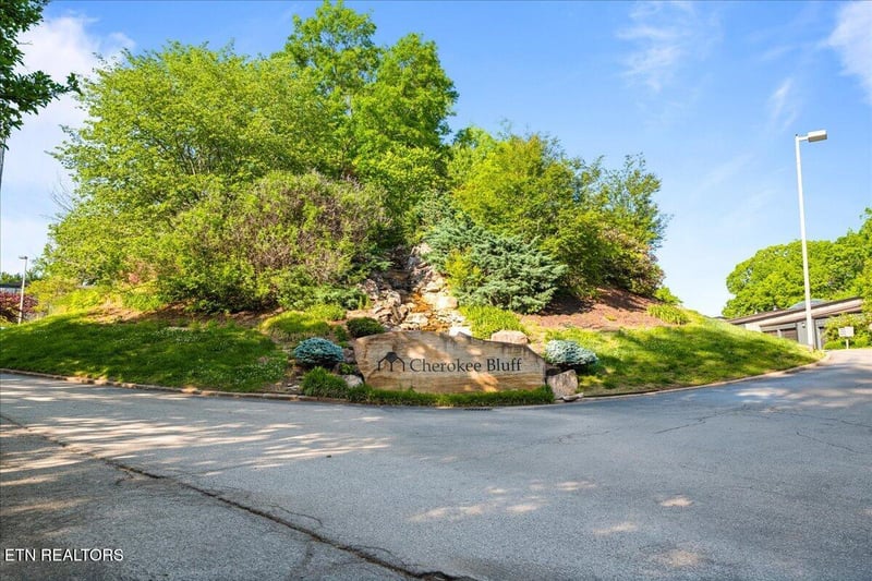 1974 Cherokee Bluff Dr, Knoxville, TN 37920