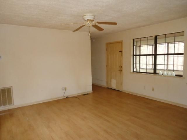 198 Dison Ln, Caryville, TN 37714