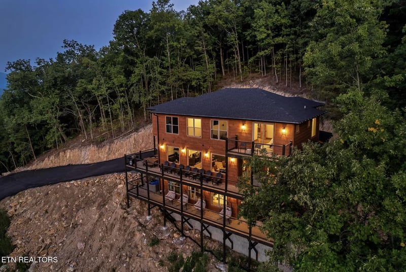 1990 Blackthorn Tr, Sevierville, TN 37876