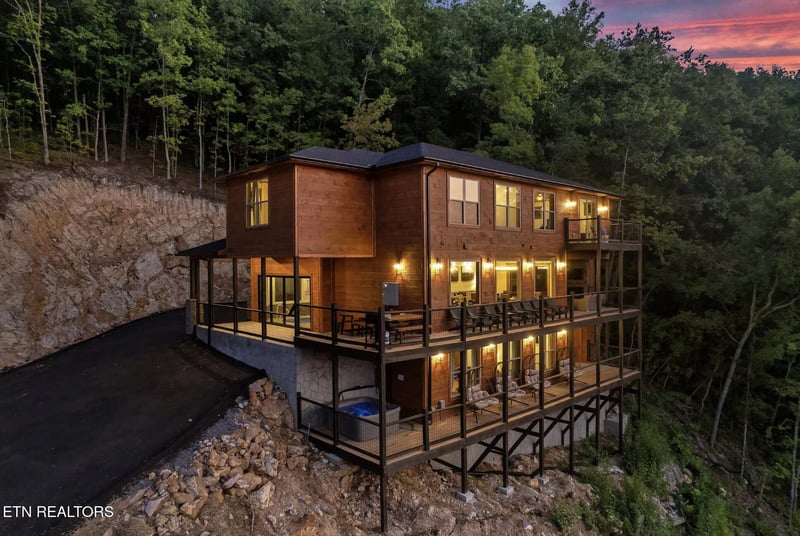 1990 Blackthorn Tr, Sevierville, TN 37876