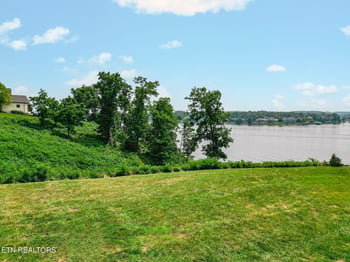 1999 Taffrail Dr, Lenoir City, TN 37772